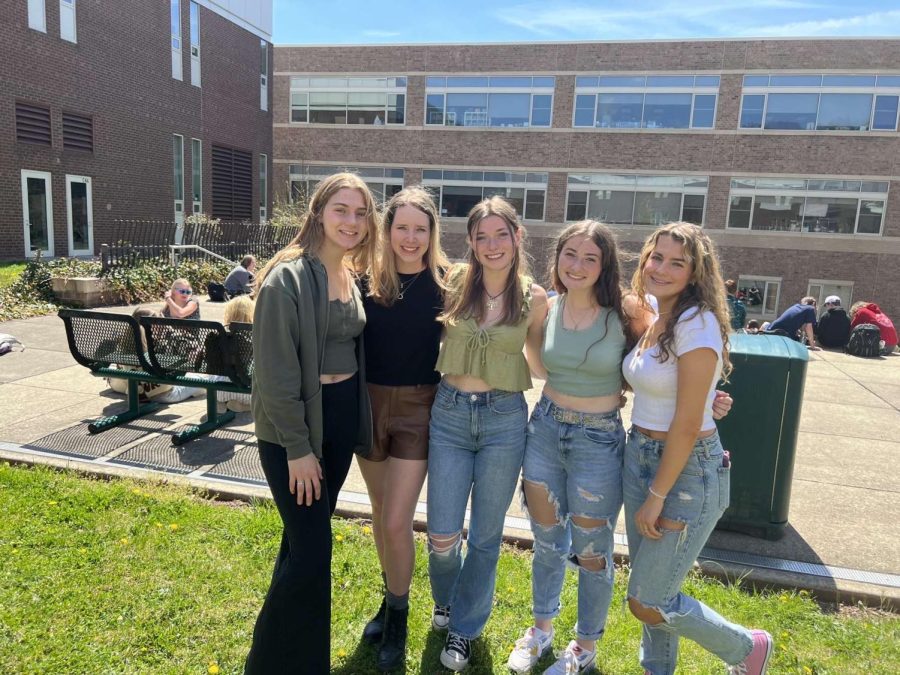 Earth+Club+officers+and+Kylie+DeStefano+during+lunch