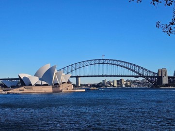 A picture of the Sydney Opera House and the Sydney Harbor Bridge